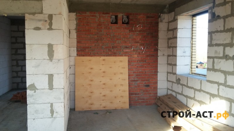 Строительство двухэтажного дома из газосиликатных блоков с облицовкой из кирпича с двускатной крышей, террасой и крыльцом 