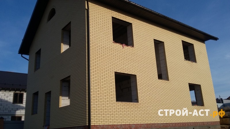 Строительство двухэтажного дома из газосиликатных блоков с облицовкой из кирпича с двускатной крышей, террасой и крыльцом 