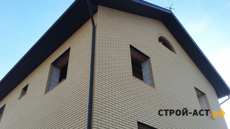 Строительство двухэтажного дома из газосиликатных блоков с облицовкой из кирпича с двускатной крышей, террасой и крыльцом 