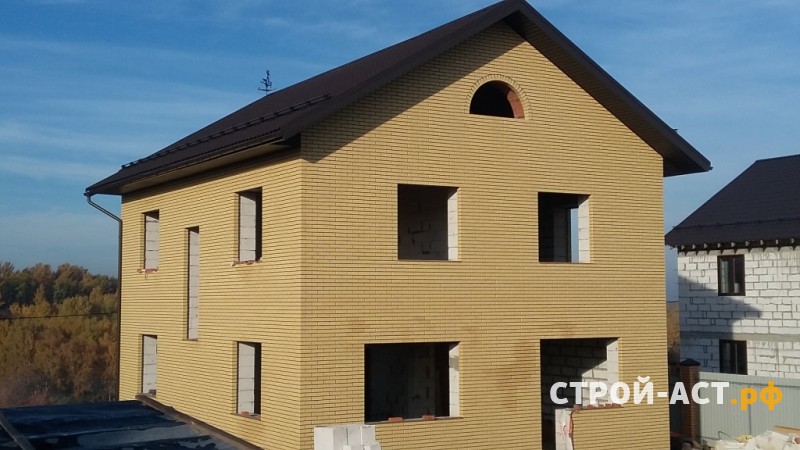 Строительство двухэтажного дома из газосиликатных блоков с облицовкой из кирпича с двускатной крышей, террасой и крыльцом 