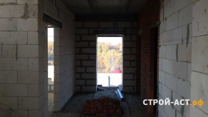 Строительство двухэтажного дома из газосиликатных блоков с облицовкой из кирпича с двускатной крышей, террасой и крыльцом 