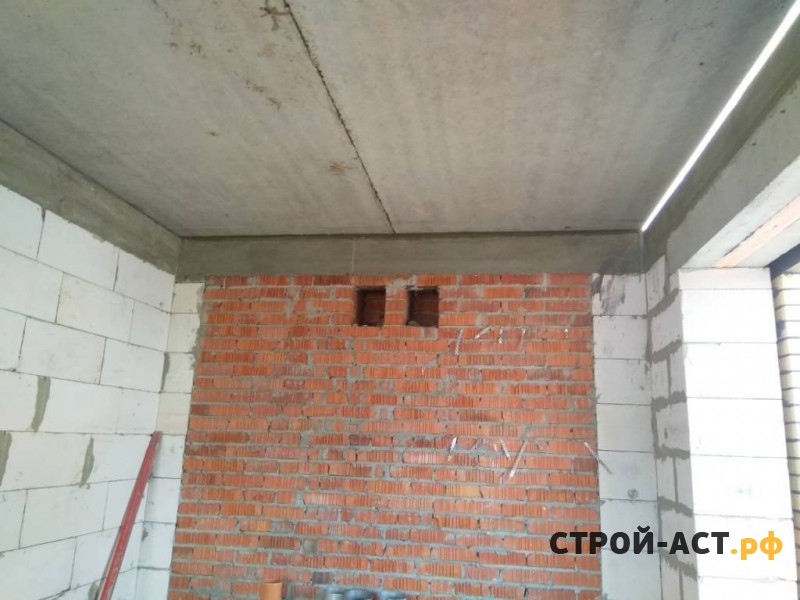 Строительство двухэтажного дома из газосиликатных блоков с облицовкой из кирпича с двускатной крышей, террасой и крыльцом 