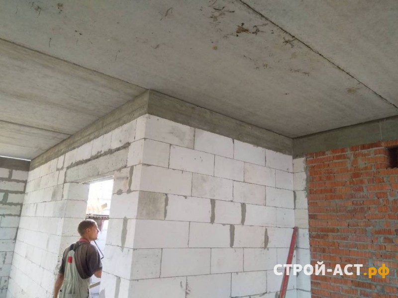 Строительство двухэтажного дома из газосиликатных блоков с облицовкой из кирпича с двускатной крышей, террасой и крыльцом 