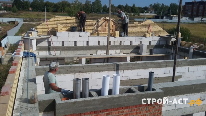 Строительство двухэтажного дома из газосиликатных блоков с облицовкой из кирпича с двускатной крышей, террасой и крыльцом 