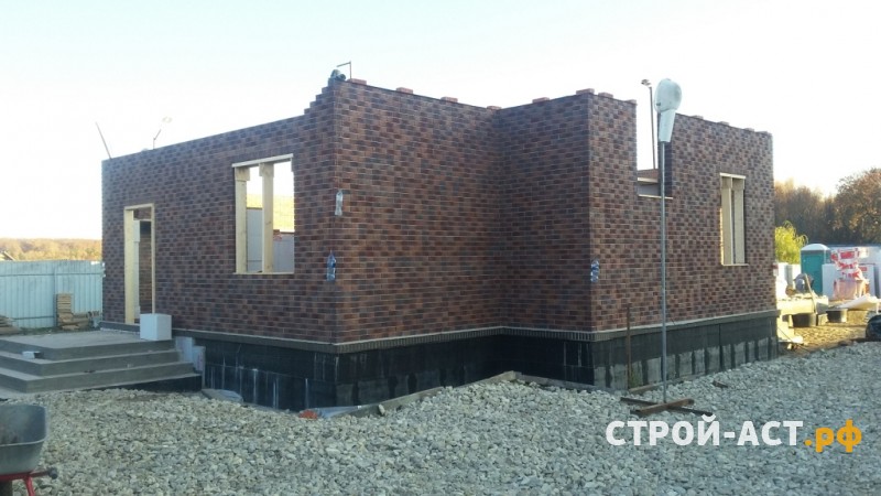 Построить двухэтажный дом из газосиликатных блоков с облицовкой из кирпича СКЗ баварская кладка с песком в процессе строительства