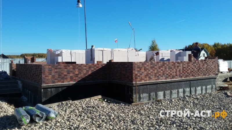Построить двухэтажный дом из газосиликатных блоков с облицовкой из кирпича СКЗ баварская кладка с песком в процессе строительства