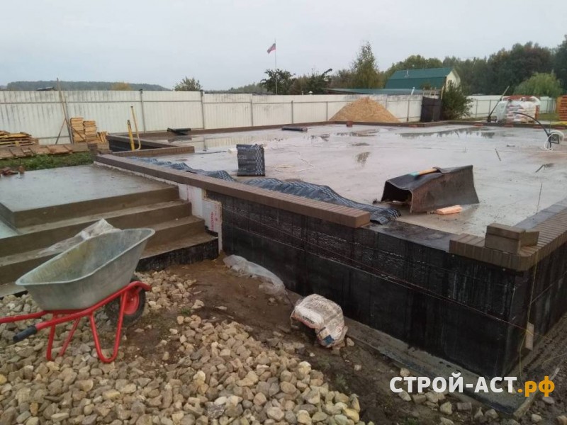Построить двухэтажный дом из газосиликатных блоков с облицовкой из кирпича СКЗ баварская кладка с песком в процессе строительства