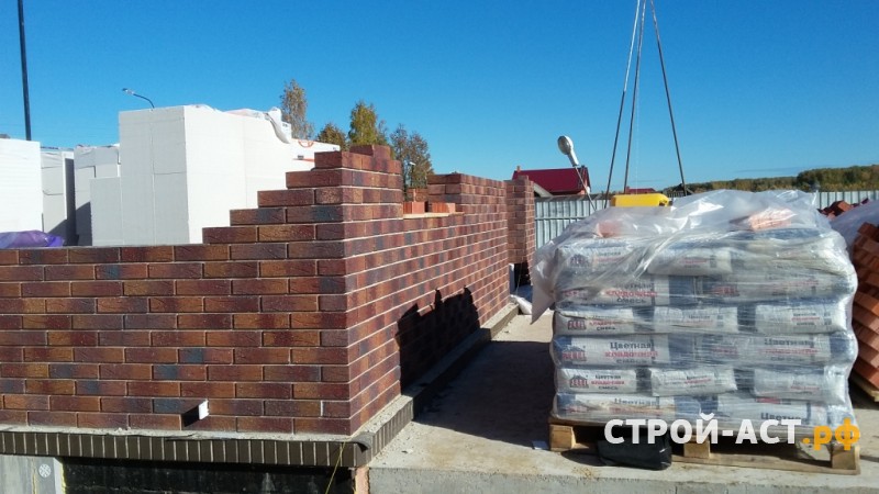 Построить двухэтажный дом из газосиликатных блоков с облицовкой из кирпича СКЗ баварская кладка с песком в процессе строительства