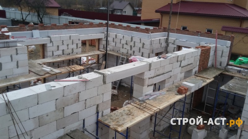 Построить двухэтажный дом из газосиликатных блоков с облицовкой из кирпича СКЗ баварская кладка с песком в процессе строительства