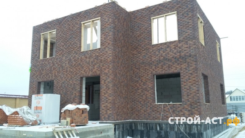 Построить двухэтажный дом из газосиликатных блоков с облицовкой из кирпича СКЗ баварская кладка с песком в процессе строительства