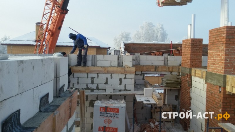 Построить двухэтажный дом из газосиликатных блоков с облицовкой из кирпича СКЗ баварская кладка с песком в процессе строительства
