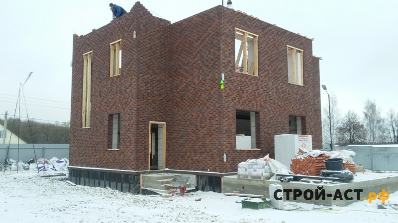 Построить двухэтажный дом из газосиликатных блоков с облицовкой из кирпича СКЗ баварская кладка с песком в процессе строительства