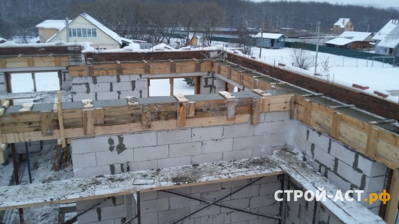 Построить двухэтажный дом из газосиликатных блоков с облицовкой из кирпича СКЗ баварская кладка с песком в процессе строительства
