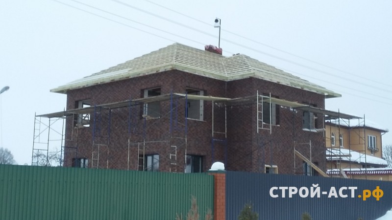Построить двухэтажный дом из газосиликатных блоков с облицовкой из кирпича СКЗ баварская кладка с песком в процессе строительства