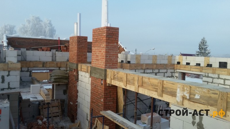 Построить двухэтажный дом из газосиликатных блоков с облицовкой из кирпича СКЗ баварская кладка с песком в процессе строительства