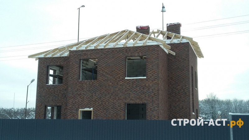 Построить двухэтажный дом из газосиликатных блоков с облицовкой из кирпича СКЗ баварская кладка с песком в процессе строительства