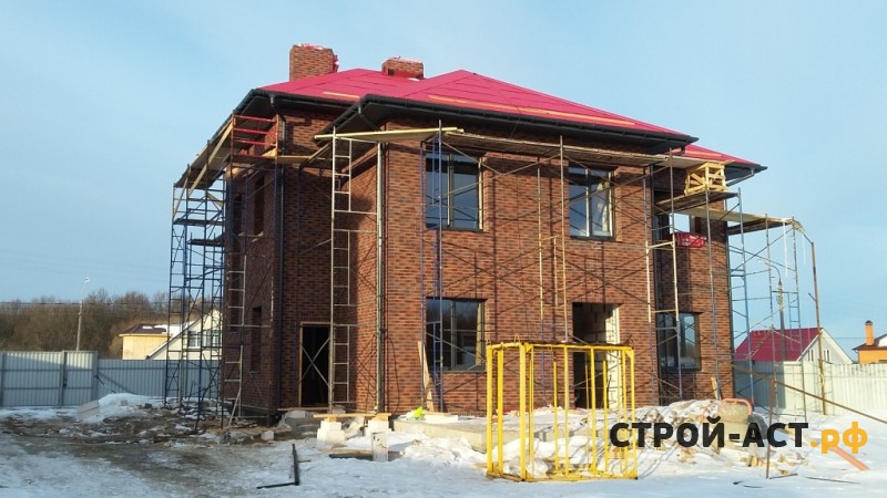 Построить двухэтажный дом из газосиликатных блоков с облицовкой из кирпича СКЗ баварская кладка с песком в процессе строительства