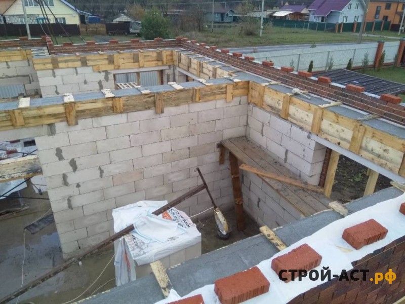 Построить двухэтажный дом из газосиликатных блоков с облицовкой из кирпича СКЗ баварская кладка с песком в процессе строительства