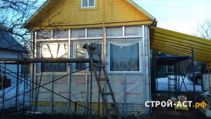 Монтаж сайдинга Docke LUX блокхаус цвет Орех и цоколь Деке Burg цвет Земляной