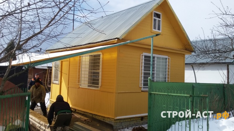 Монтаж сайдинга Docke LUX блокхаус цвет Орех и цоколь Деке Burg цвет Земляной