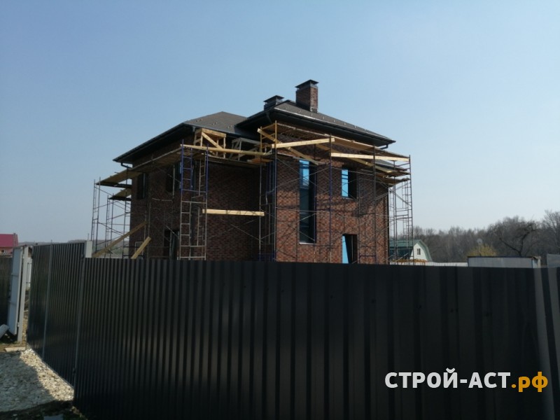Построить двухэтажный дом из газосиликатных блоков с облицовкой из кирпича СКЗ баварская кладка с песком в процессе строительства
