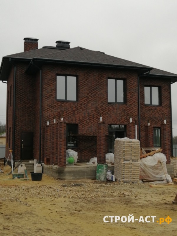 Построить двухэтажный дом из газосиликатных блоков с облицовкой из кирпича СКЗ баварская кладка с песком в процессе строительства