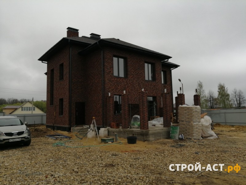 Построить двухэтажный дом из газосиликатных блоков с облицовкой из кирпича СКЗ баварская кладка с песком в процессе строительства