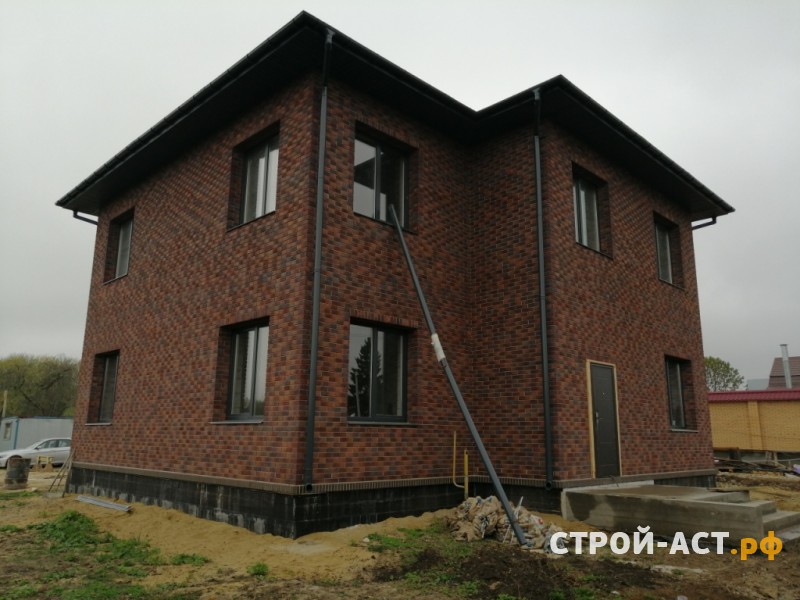 Построить двухэтажный дом из газосиликатных блоков с облицовкой из кирпича СКЗ баварская кладка с песком в процессе строительства