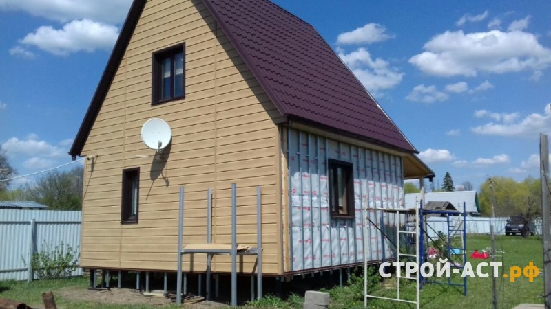 Обшить дом сайдингом Гранд Лайн под дерево с коричневыми комплектующими