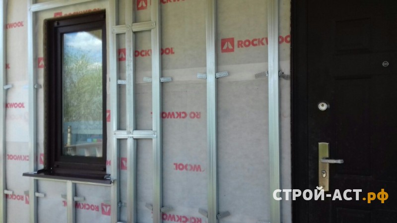 Обшить дом сайдингом Гранд Лайн под дерево с коричневыми комплектующими