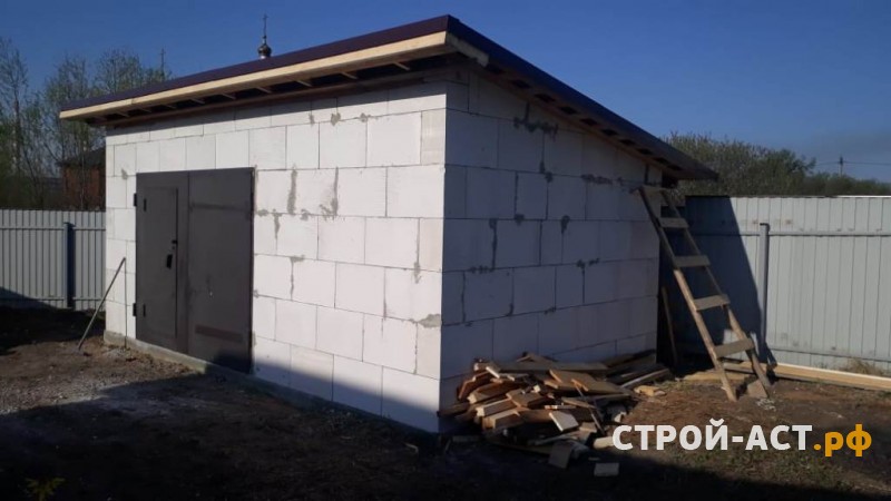 Построить хозблок /гараж из газосиликатных блоков с отделкой сайдингом Деке  цвет Персик с комплектующими Шоколад