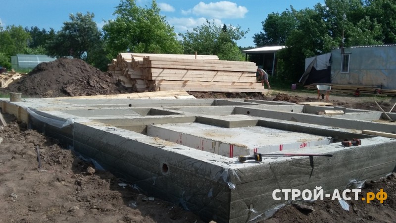 Строительство свайно-ростверкого фундамента с устройством подвала из блоков ФБС для деревянного одноэтажного дома с мансардой в Ступино и Кашире
