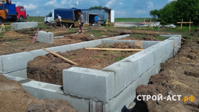 Строительства фундамента из блоков ФБС с армопоясом и плитами перекрытия под одноэтажный  из газосиликатных блоков в Кашире Ступино