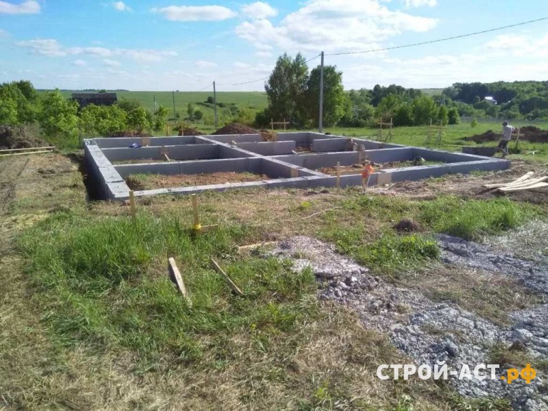 Строительства фундамента из блоков ФБС с армопоясом и плитами перекрытия под одноэтажный  из газосиликатных блоков в Кашире Ступино
