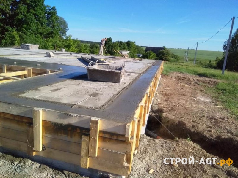 Строительства фундамента из блоков ФБС с армопоясом и плитами перекрытия под одноэтажный  из газосиликатных блоков в Кашире Ступино