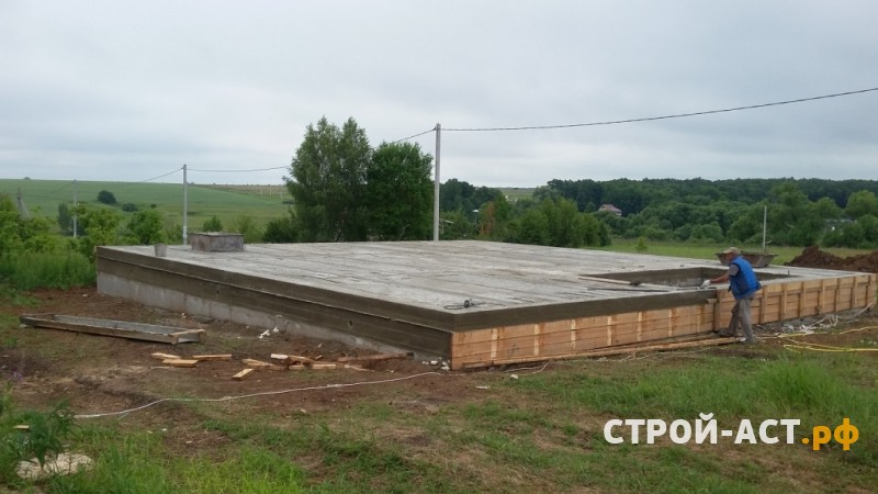 Строительства фундамента из блоков ФБС с армопоясом и плитами перекрытия под одноэтажный  из газосиликатных блоков в Кашире Ступино