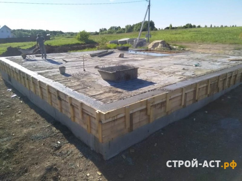 Строительства фундамента из блоков ФБС с армопоясом и плитами перекрытия под одноэтажный  из газосиликатных блоков в Кашире Ступино