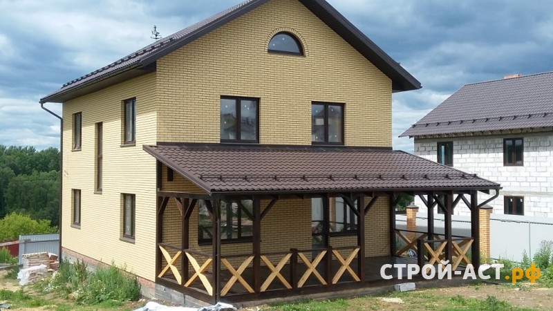 Строительство двухэтажного дома из газосиликатных блоков с облицовкой из кирпича с двускатной крышей, террасой и крыльцом