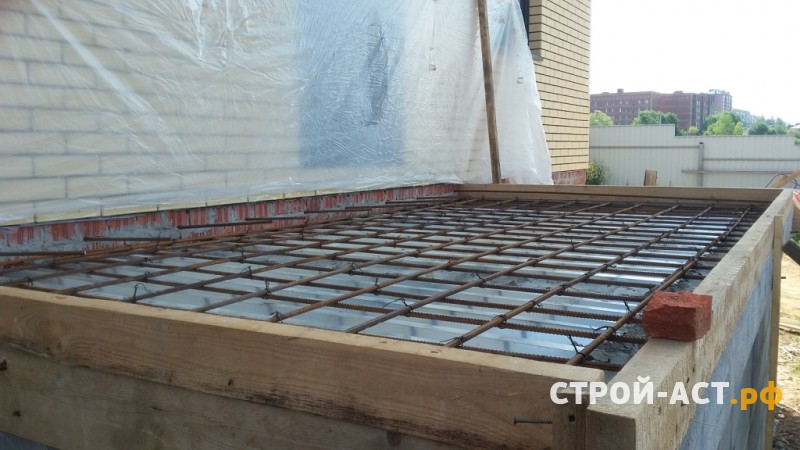 Строительство двухэтажного дома из газосиликатных блоков с облицовкой из кирпича с двускатной крышей, террасой и крыльцом 