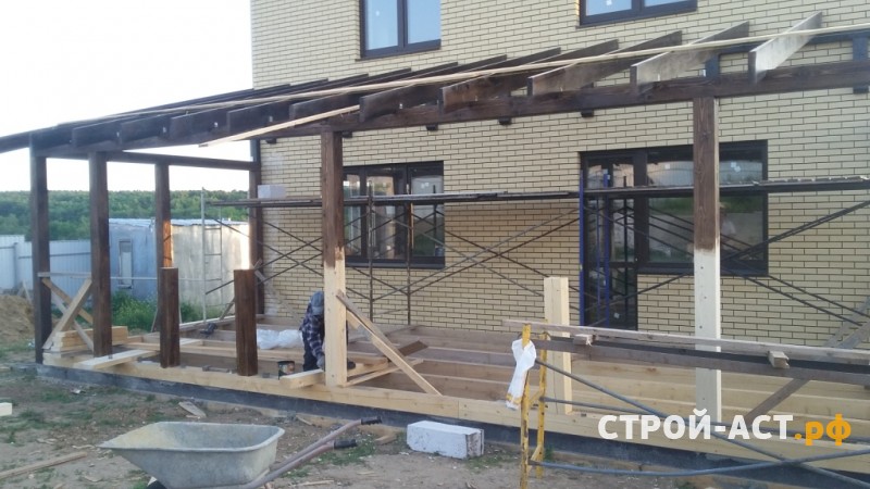 Строительство двухэтажного дома из газосиликатных блоков с облицовкой из кирпича с двускатной крышей, террасой и крыльцом 