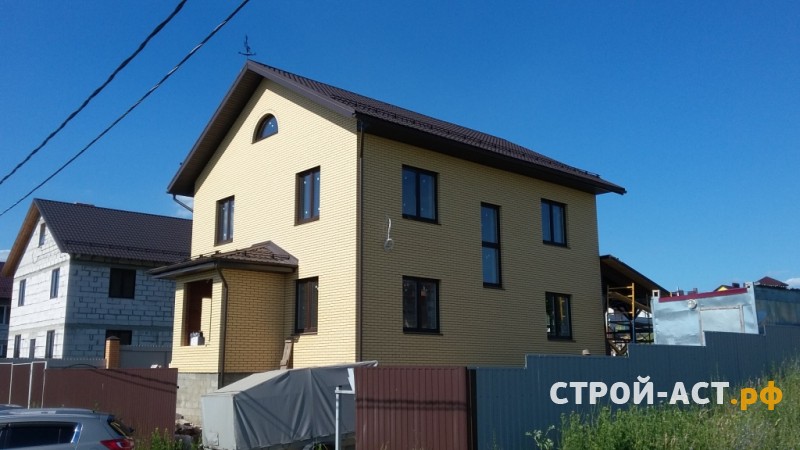 Строительство двухэтажного дома из газосиликатных блоков с облицовкой из кирпича с двускатной крышей, террасой и крыльцом 