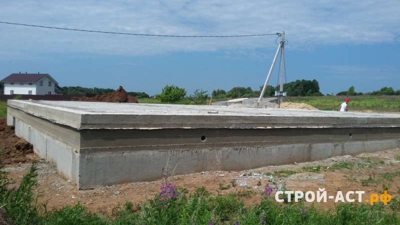 Строительства фундамента из блоков ФБС с армопоясом и плитами перекрытия под одноэтажный  из газосиликатных блоков в Кашире Ступино