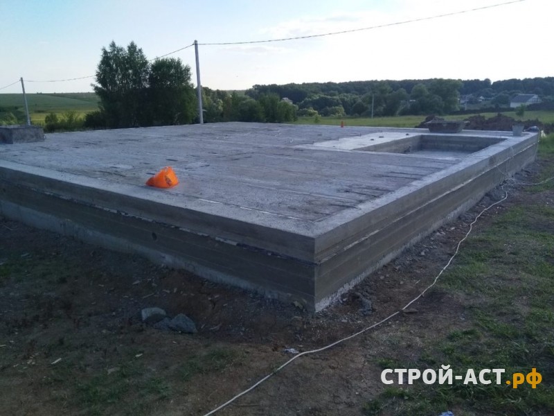 Строительства фундамента из блоков ФБС с армопоясом и плитами перекрытия под одноэтажный  из газосиликатных блоков в Кашире Ступино