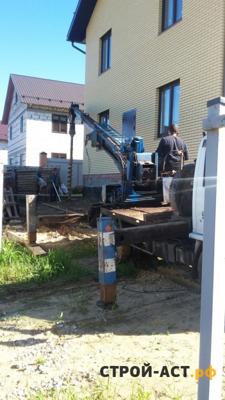 Устройство крыльца со ступенями и терраса из дерева к дому из кирпича