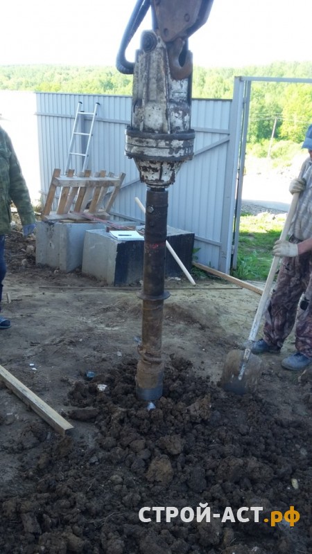 Устройство крыльца со ступенями и терраса из дерева к дому из кирпича