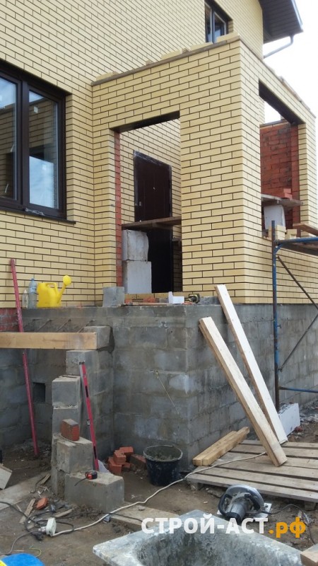 Устройство крыльца со ступенями и терраса из дерева к дому из кирпича