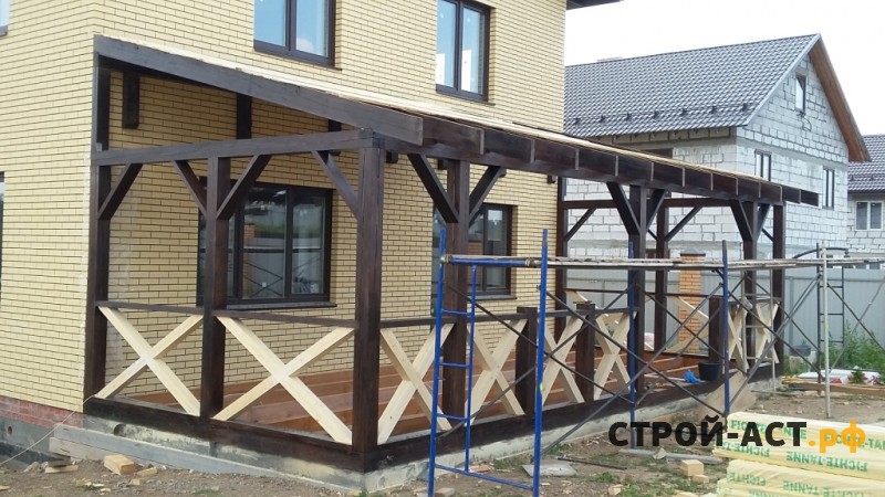 Устройство крыльца со ступенями и терраса из дерева к дому из кирпича