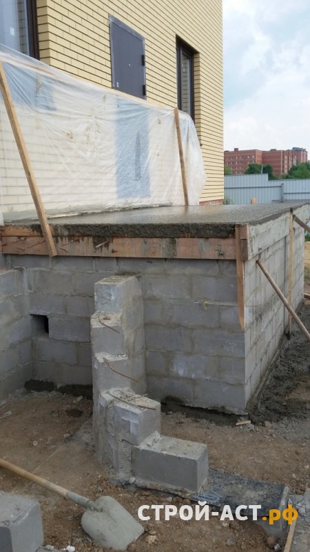 Устройство крыльца со ступенями и терраса из дерева к дому из кирпича