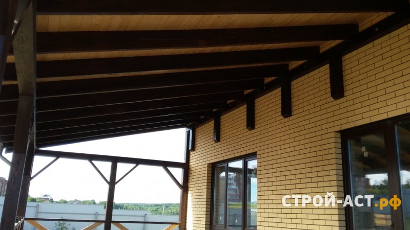 Устройство крыльца со ступенями и терраса из дерева к дому из кирпича