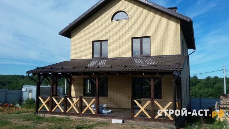 Устройство крыльца со ступенями и терраса из дерева к дому из кирпича